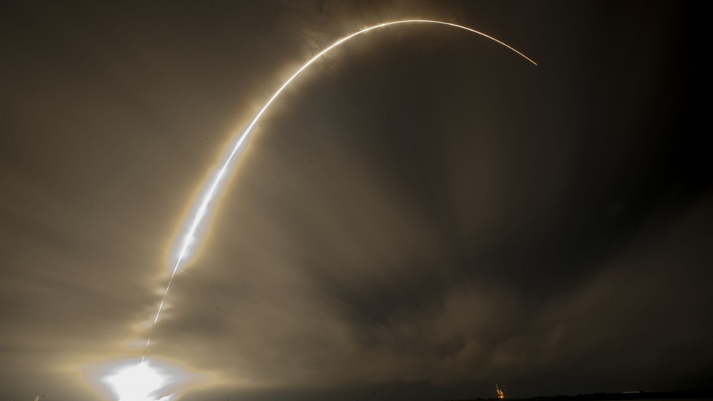 When did spacex and nasa start working together?